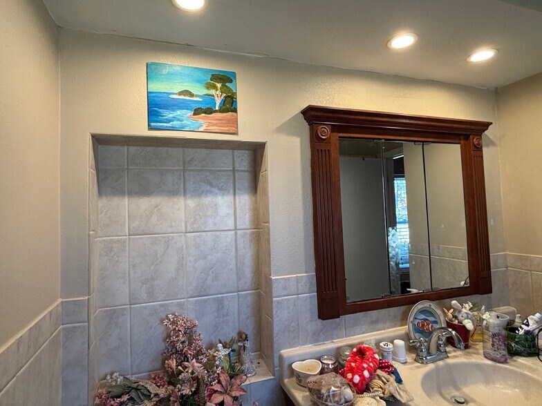 Building Photo - 2 Windermere Pl