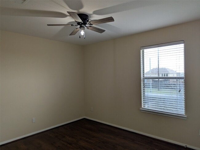 Building Photo - 1127 Honeysuckle Vine Dr