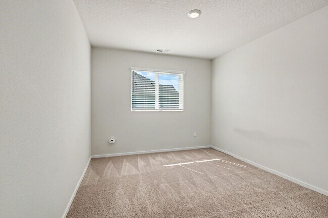Building Photo - 4 Bed (plus BONUS ROOM), 2.5 Bath Newer Home in NE Salem