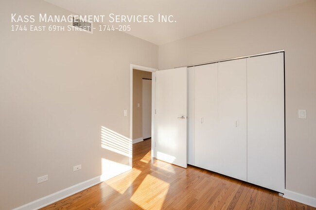 Building Photo - 1744 E 69th St