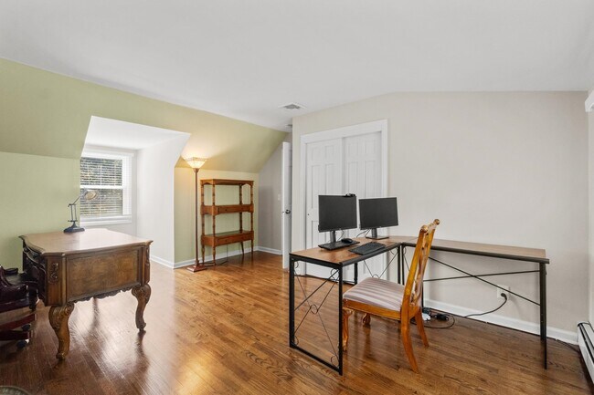 Building Photo - 215 Oak Ave