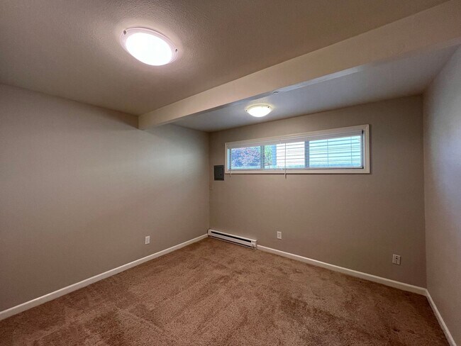 Building Photo - PENDING APPLICATIONS - RICHMOND ONE BEDROOM AVAILABLE FOR IMMEDIATE MOVE-IN - SEE LISTING FOR SPE...