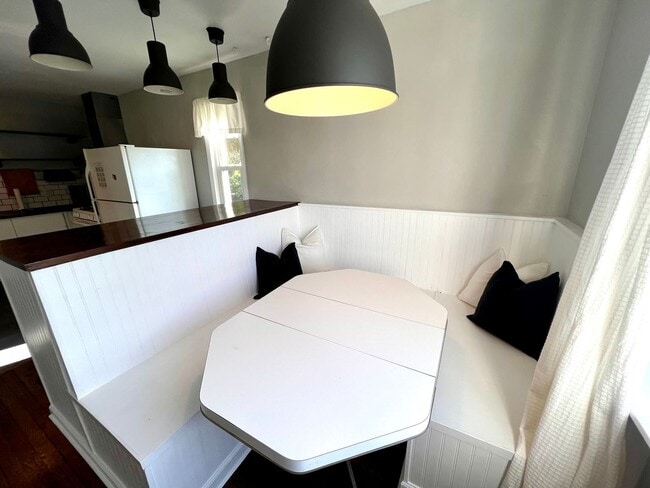 Building Photo - Brentwood - Stunning 3 Bedroom 2 Bathroom ...