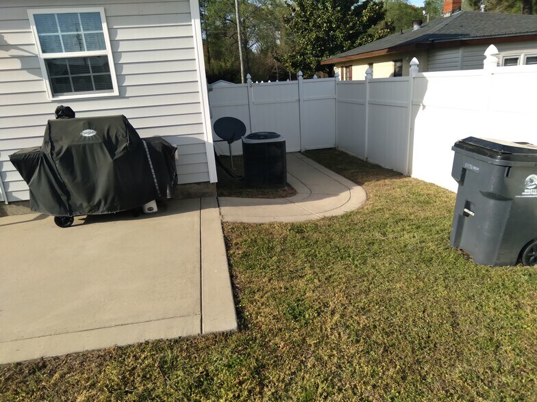 Rear Patio/Yard - 109 Smith St