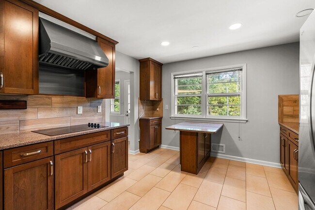 Building Photo - 5 Bed 3 Bath - Chevy Chase Rambler - Move ...