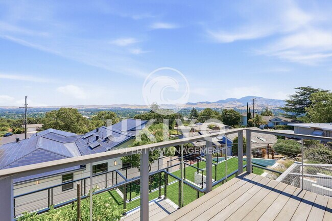 Building Photo - 133 Hilltop Crescent