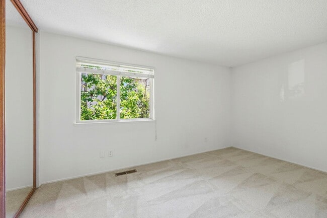 Building Photo - Luxury  2 bedroom Townhome in Great Location