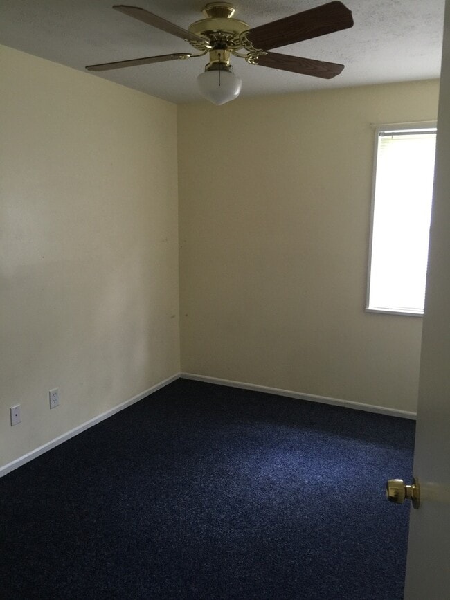 Building Photo - 3 Bed, 1 Bath Home