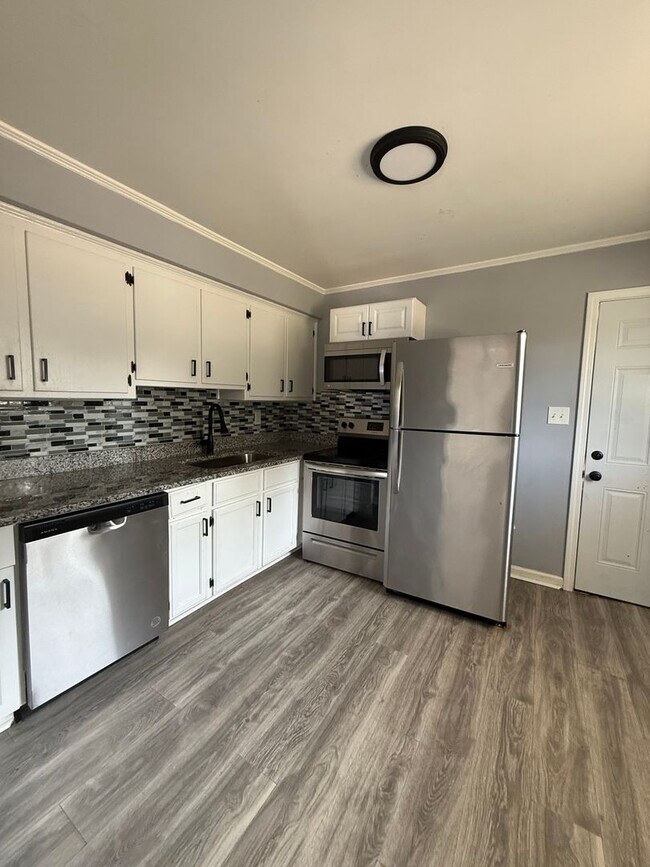 Building Photo - Newley Remodeled Duplex in Macon