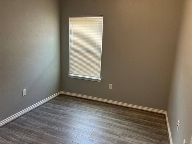 Building Photo - 16956 W Ivanhoe St