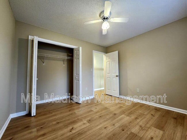 Building Photo - 21 Cobblestone Ct
