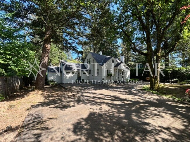 Building Photo - Newly Remodeled Lake Oswego Cottage With Lake Access.