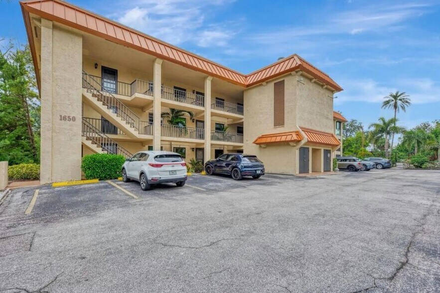 Building Photo - 1650 Pine Tree Ln