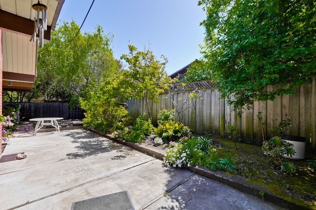 Building Photo - Classic 4+ Bed, 2 Bath Atrium Eichler in P...