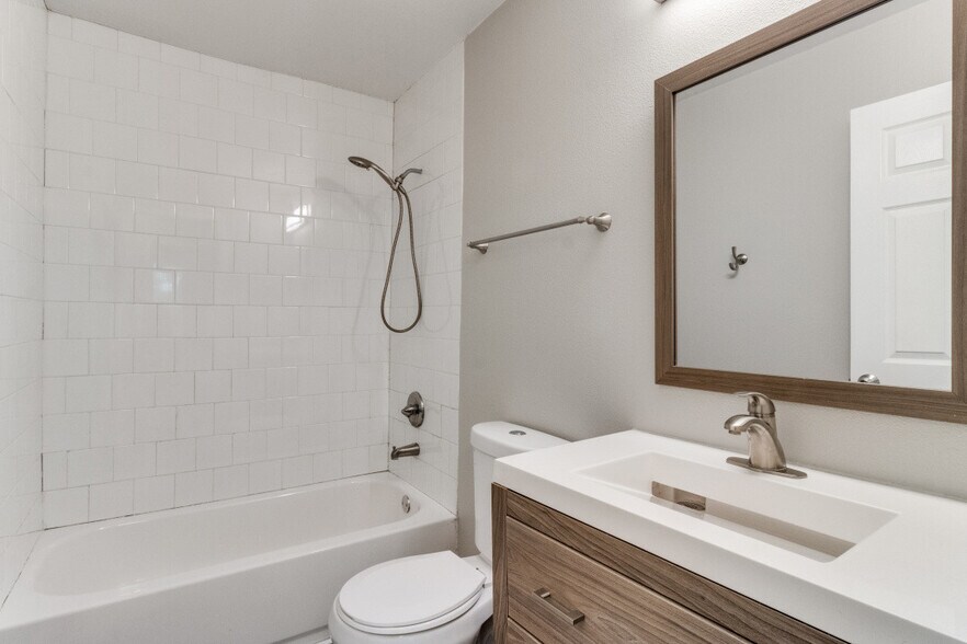 Bathroom 1 - 1516 Valley View St