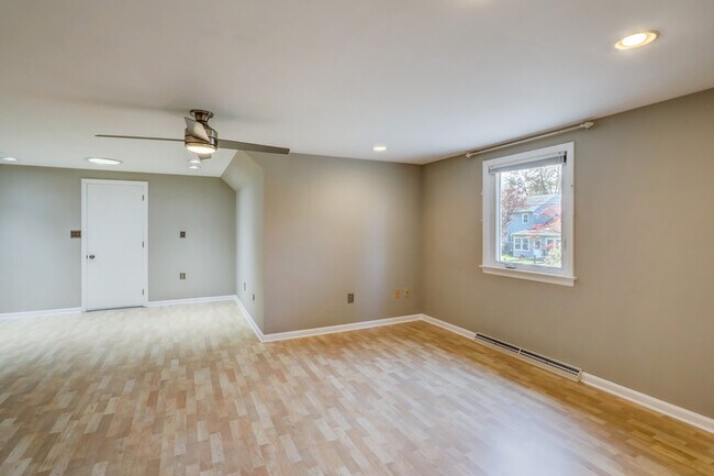 Building Photo - 1827 Larchmont Ln