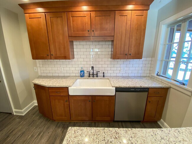 Building Photo - 102 N Washington St