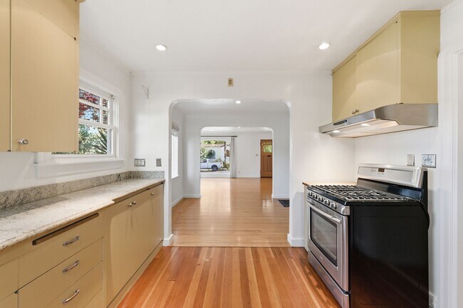 Building Photo - Spacious 2 Bed, 2 Bath Home