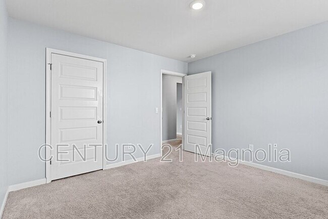 Building Photo - 552 Post Oak Ln