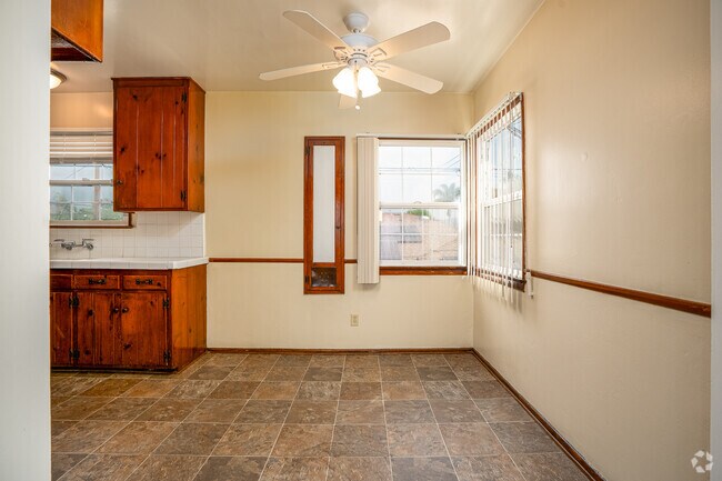 1BR, 1BA - 450SF - Dining Room - 1905-1909 W. Alameda