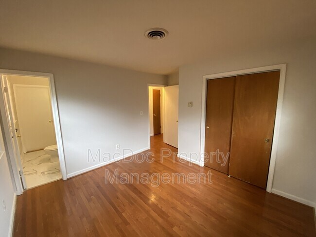 Building Photo - 304 Stratford Ave