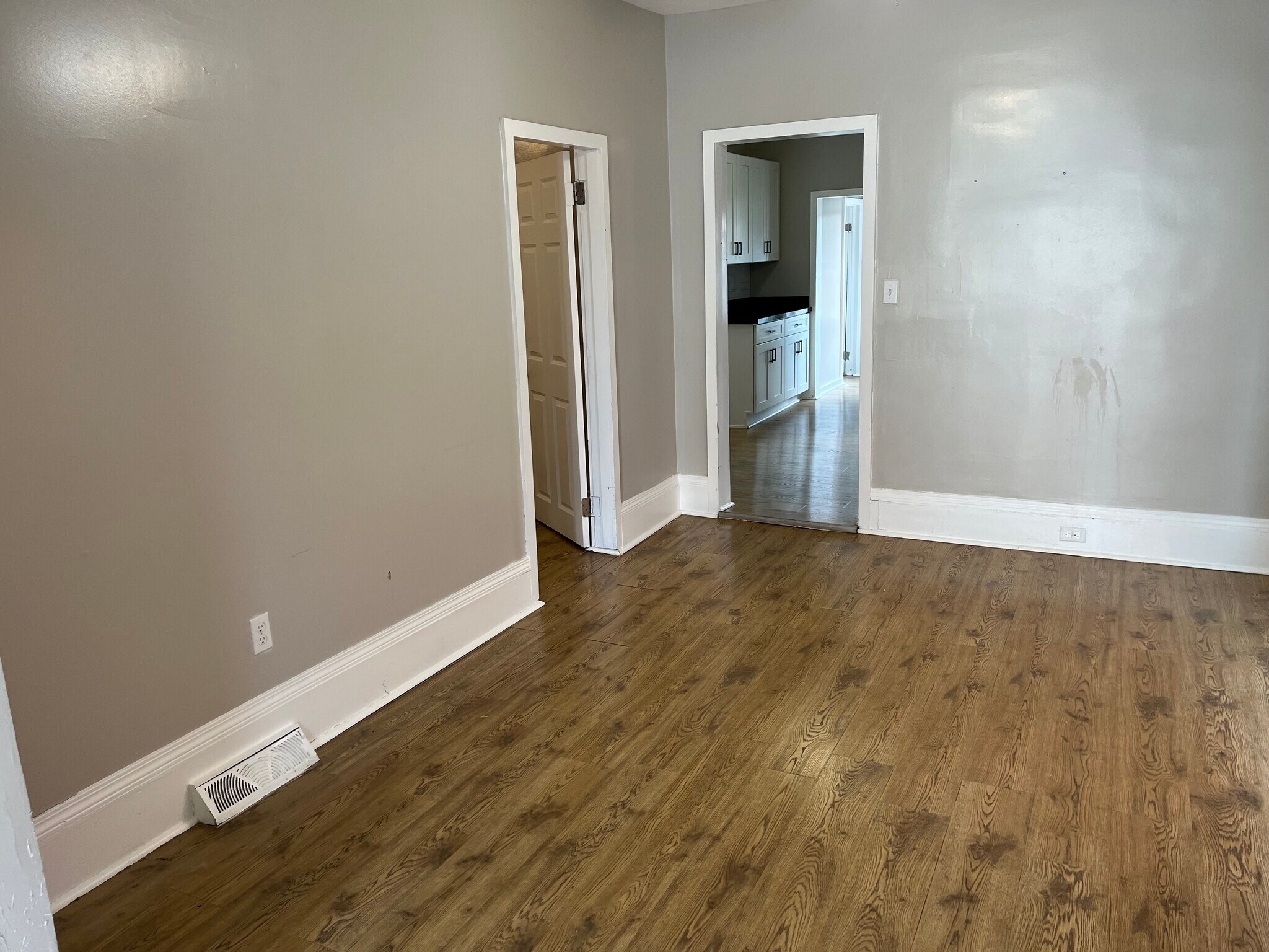 Building Photo - 1364 W 58th St