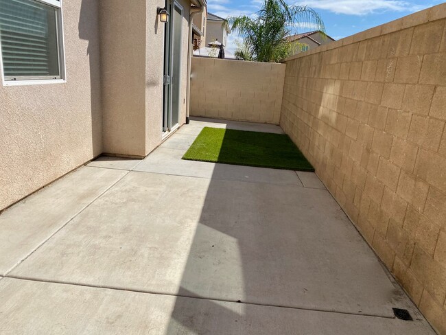 Building Photo - $2,300 Barstow & DeWolf 3 Bedroom - Commun...