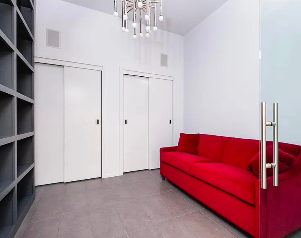 Building Photo - 300 E 3rd St