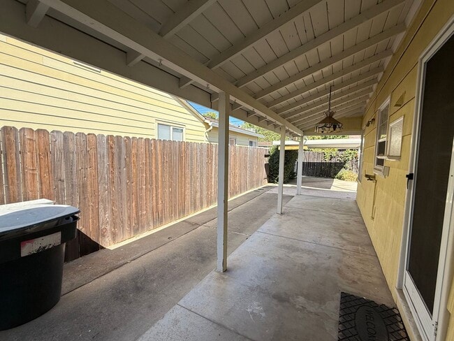 Building Photo - Cozy 2 bedroom 1 bathroom with pool!