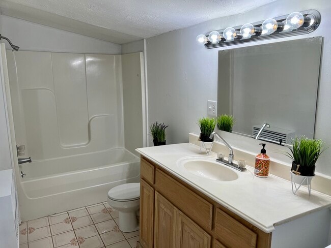 Building Photo - 501 W Elm St