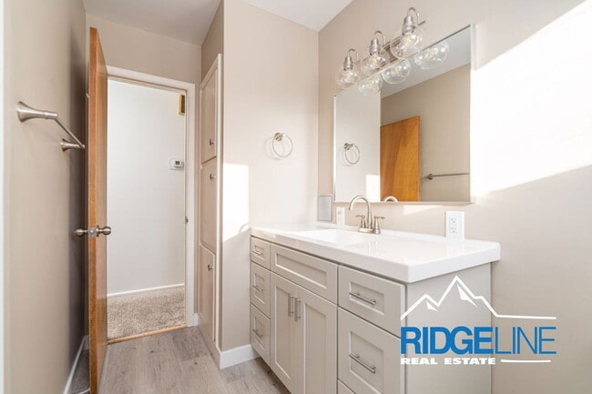 Building Photo - 204 19th Ave NW