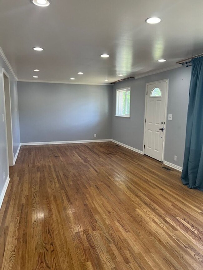 Building Photo - Kaysville 4 Bedroom, 2.5 Baths, big 2 car ...