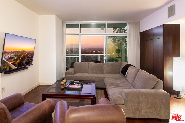 Building Photo - 13700 Marina Pointe Dr