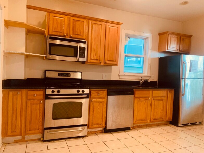 Building Photo - 61 Hillside St