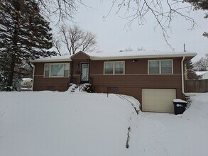 Building Photo - 3 bed 2 bath 1 car garage, with fenced in backyard right in Aksarben!