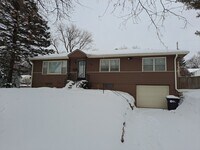 Building Photo - 3 bed 2 bath 1 car garage, with fenced in backyard right in Aksarben!