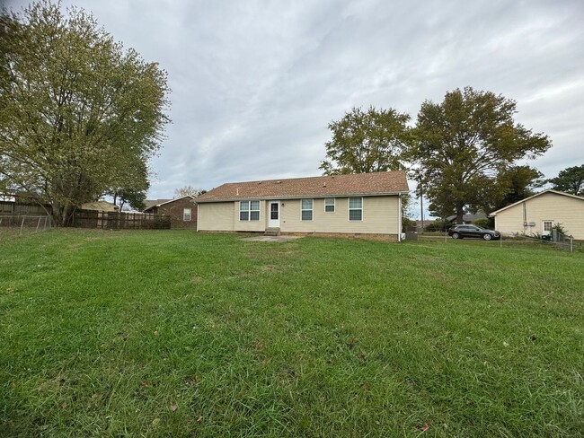 Building Photo - 3 Bed/2 Bath home 1 car garage, Fenced in ...