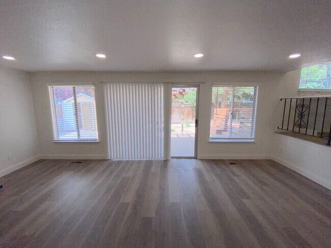 Building Photo - Modern 4 Bedroom, 3 Bath House - Near Died...