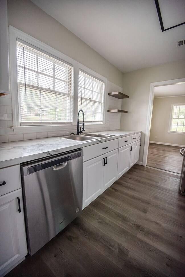 Building Photo - Beautiful home available today!