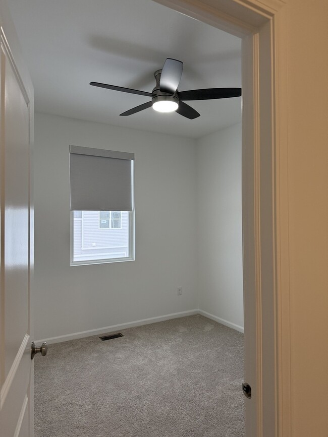 Building Photo - 287 Kingsport Dr