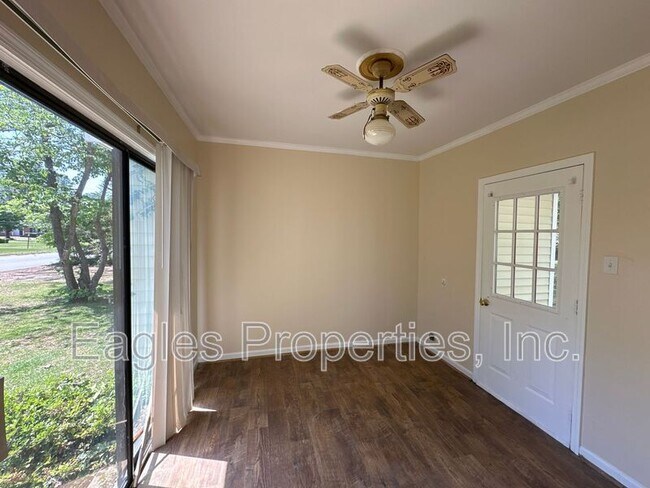 Building Photo - 605 S Oleander Ave