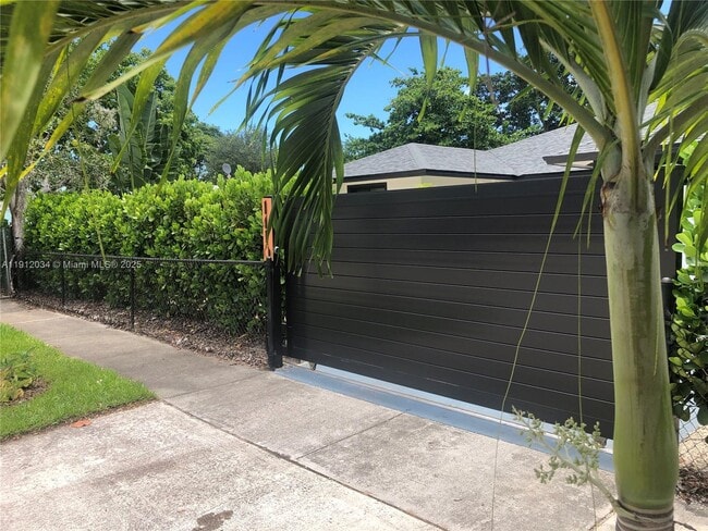 Building Photo - 1418 NW 11th St