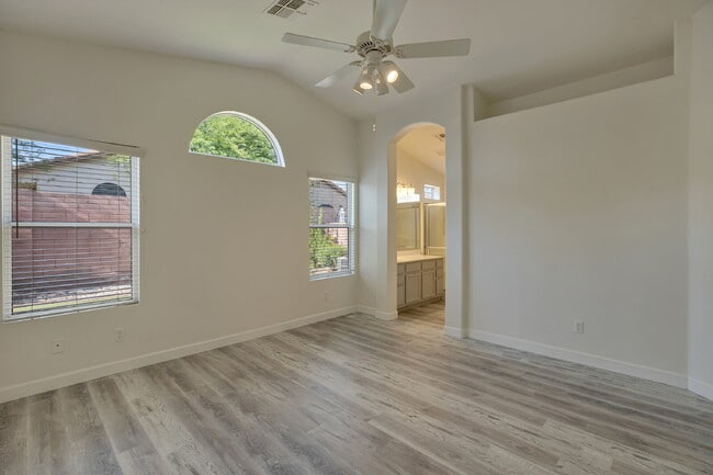 Building Photo - Very  nice quiet location near the 51 and ...