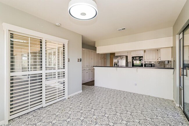 Building Photo - 208 Crescent Bluff