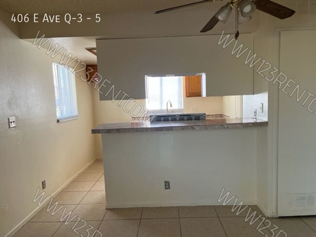 Building Photo - 2BD/1BTH SECOND FLOOR APARTMENT EAST PALMDALE