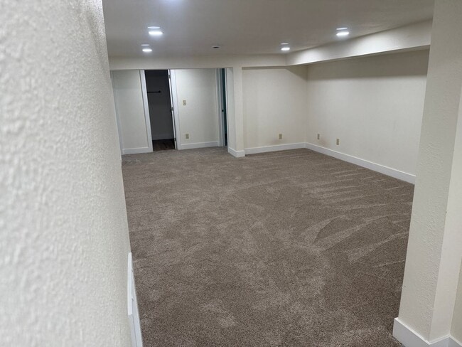 Building Photo - Prime Location 5 Bed, 2 Bath House