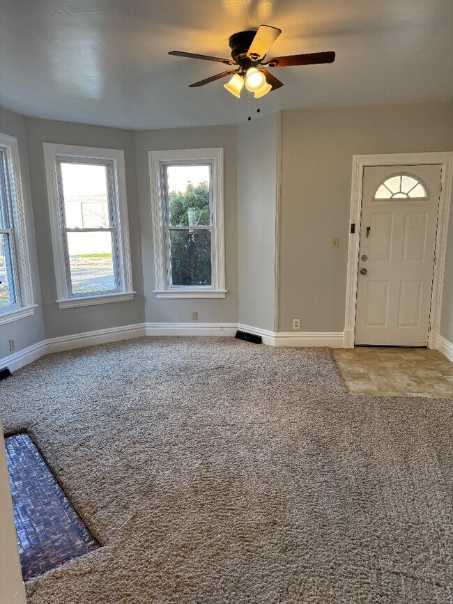 Building Photo - 374 Pine St