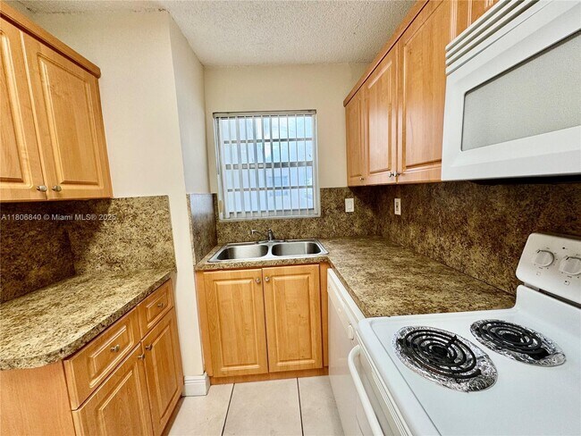 Building Photo - 8810 Fontainebleau Blvd