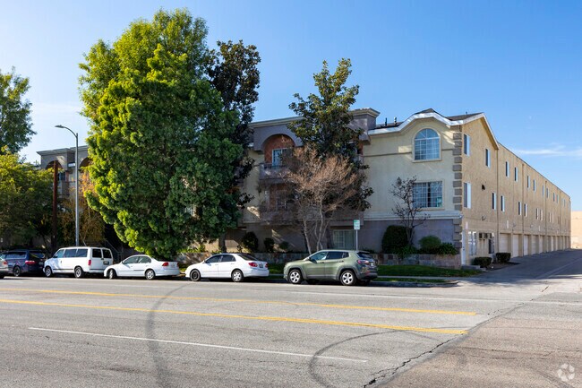 7045 Woodley Ave - Montecito Gardens