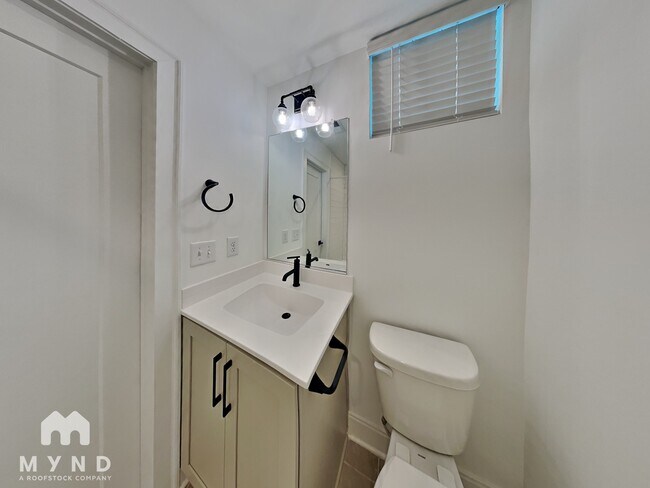 Building Photo - 828 S Columbia Dr